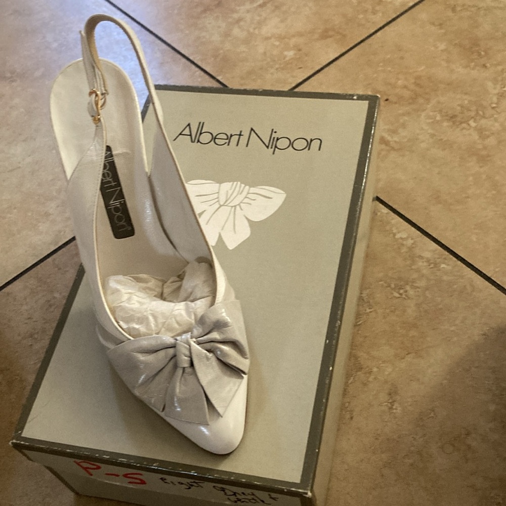 Albert Nipon Beautiful Leather Shoes - image 1